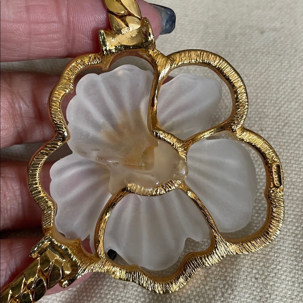 Vintage signed  craft Elegant Goldtone Floral Necklace - Picture 5 of 7